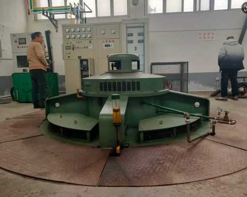 300KW 용량 오일 워터 냉각 6-20KV 스테인리스 스틸 / 주철 러너와 함께 수력 터빈