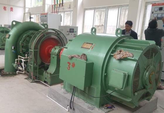 350 kw 작은 수력 전기 발생기 400v 붓을 쓸 필요가 없는 수력 발전 터빈 발전기